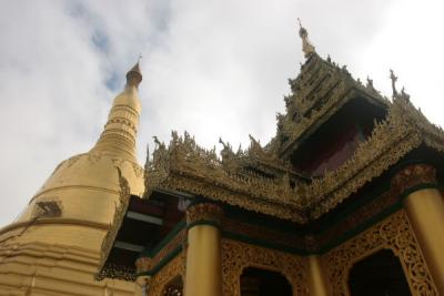 Building and Shwemawdaw Pagoda