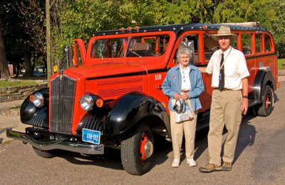zP1060133 Catherine Richter with Red Bus guide Fred McCartney at Lake MacDonald Lodge.jpg
