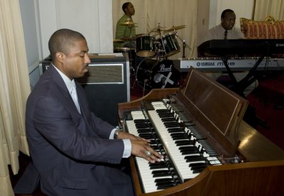 0025OrganPlayer.jpg
