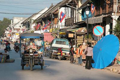 Thanon (=street) Sisavangvong during daytime