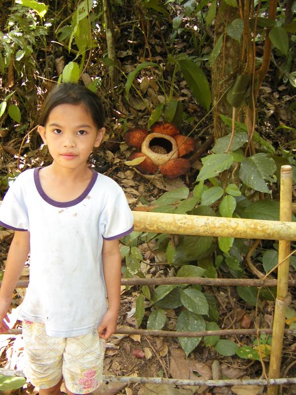 GUIDE WITH RAFFLESIA.JPG