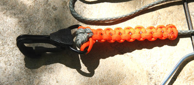 Heavy duty steel re-inforced clip and cobra weave paracord.