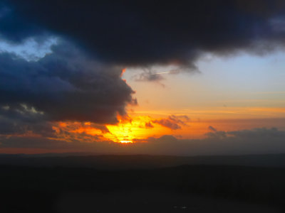 approaching storm - the hills are low enough it is safe to wait and see the fun