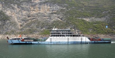 Large Barge - Yes, those are trucks on the bow and stern 6734.jpg