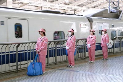 Shinkansen Cleaning Ladies 064.jpg