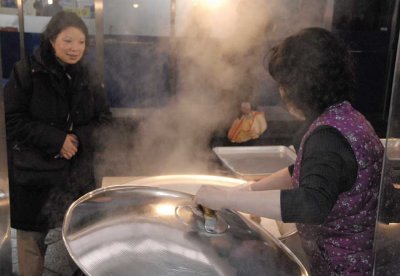 OK, tourist lady, I steam some fresh dumplings for you! 030.jpg