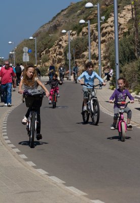 young ones racing in Tel Aviv saturday morning