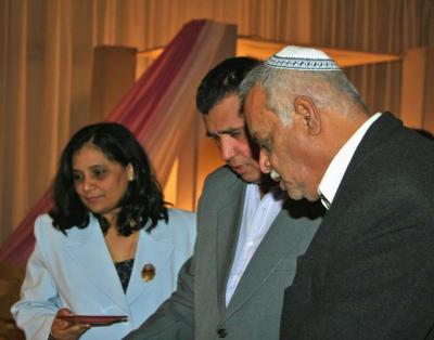 ronnie & joyce with solly aptekar.jpg
