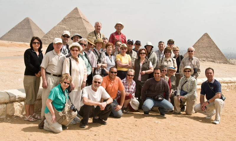 Groupe devant les pyramides