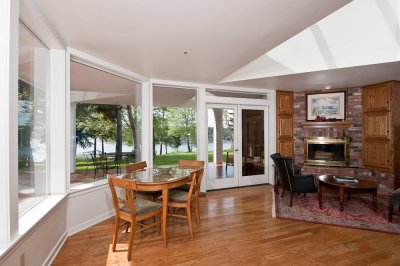Sitting area by kitchen