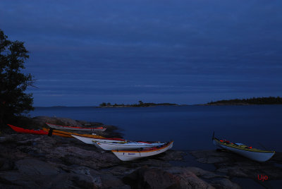 Vra kajaker ligger vilar i kvllningen