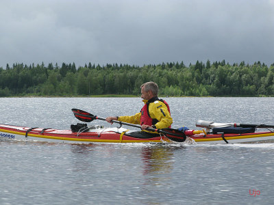 Men dock iväg under mörka moln.