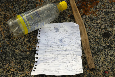 Denna spännande flaskpost hittade vi. Lovisa hade posta den vid Töre en onsdag i Juli. Vilken är vi nyfikna på....