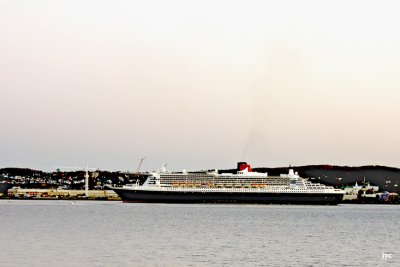 queen mary 2.in front quebec.