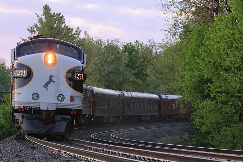 NS 4271 leads the Inbound KY derby train at West Waddy 