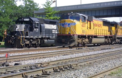 EMD's old and new, Black and Yellow to