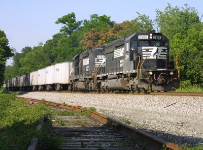 A sweet pair of SD40-2's lead Southbound Triple Crown 251