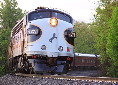 NS 4271 leads the Inbound KY derby train at West Waddy 