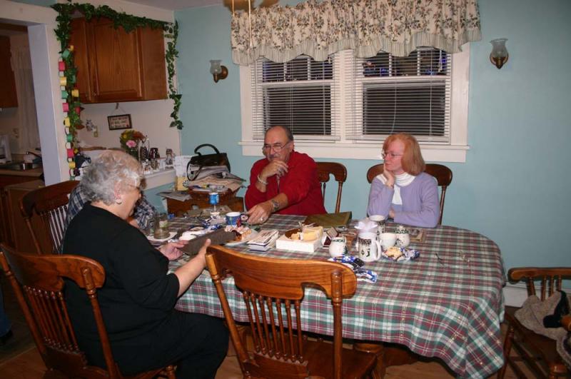 Pete steals a canolli