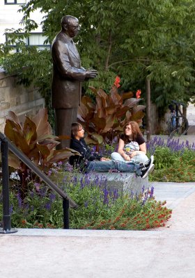 Conversation by the statue