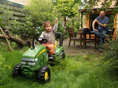 Yannick op de tractor bij Roderik