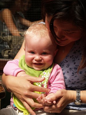 Donna wordt gekieteld