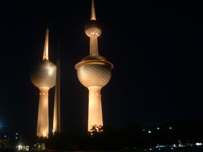 Kuwait Towers at night.jpg