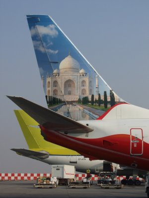 1554 23rd October 07 Air India Express 737 800 at Sharjah Airport.JPG