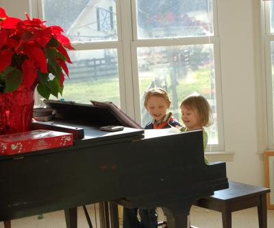Tristen and Reagan playing the piano