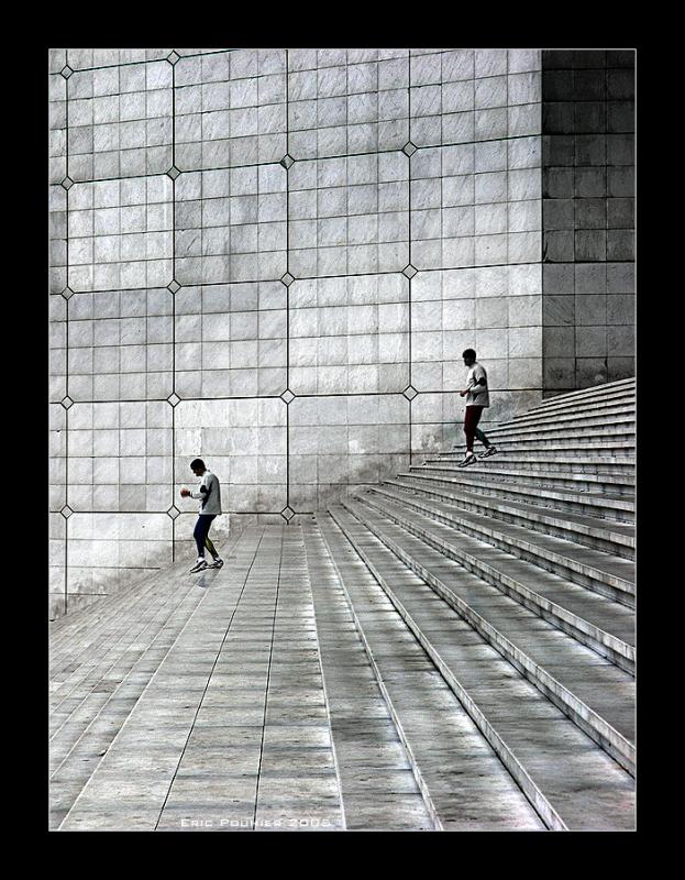 Twins a la grande arche. - Paris