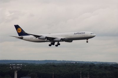 Lufthansa Airbus A-340.jpg