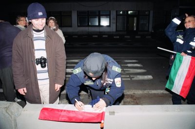 A magyar zszlk alrsa - Signing the Hungarian flags 02.jpg