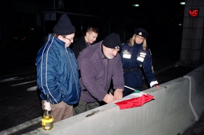 A magyar zszlk alrsa - Signing the Hungarian flags 04.jpg