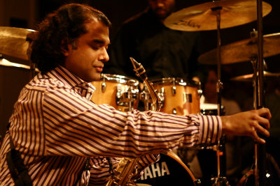 Rudresh Mahanthappa listens to Vijay's solo