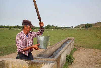 Herdsman at well pastir pri vodnjaku_MG_0085-11.jpg