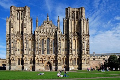 Blue sky over Wells Cathedral (3007)