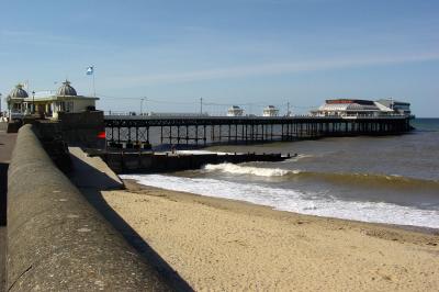 g3/38/627538/3/55824192.CROMERthepier.jpg