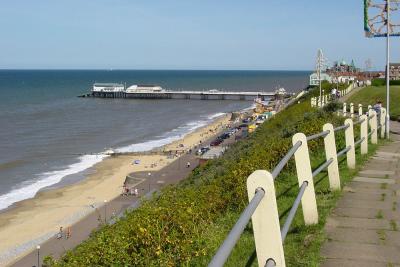 g3/38/627538/3/55824193.CROMERseafront.jpg