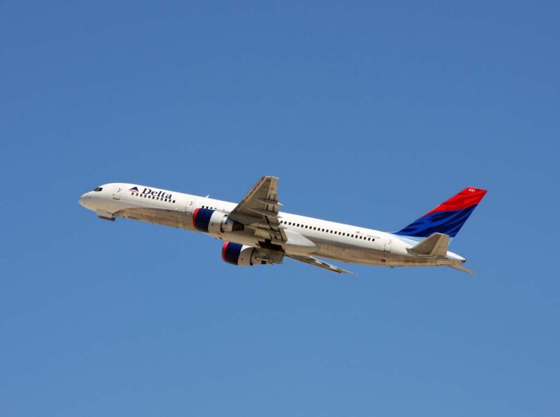 DELTA 757