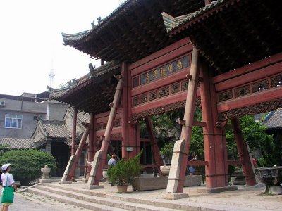 Xian - gateway to Muslim quarter mosque