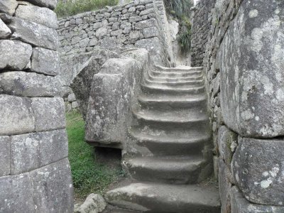 In situ steps, steps carved in the natural rock