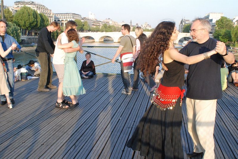 Musique et danse sur le pont.