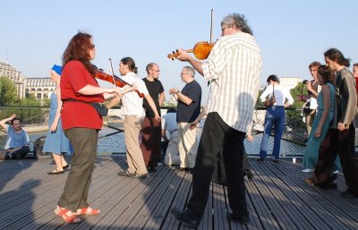 Musique et danse sur le pont.