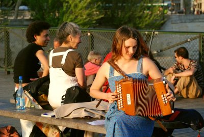 Musique et danse sur le pont.