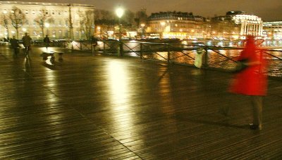 Le Pont-des-Arts, nuit, pluie.