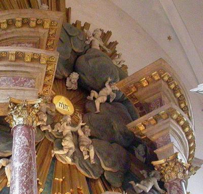 Cherubs climbing to the Vor Frelsers Kirke ceiling