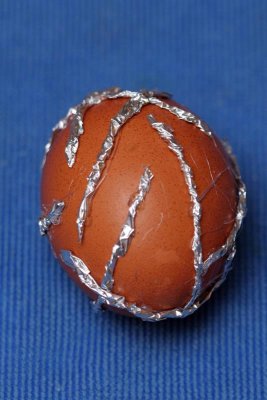 Aluminum on an undyed egg