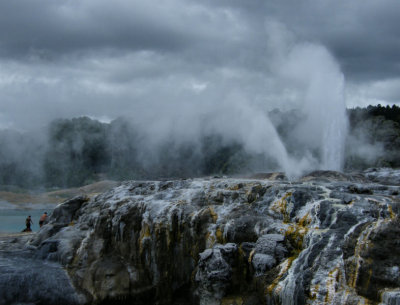 Bathers at Pohutu geyser, Te Puia