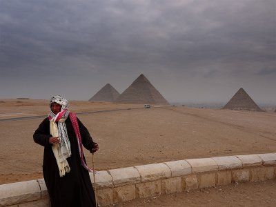 Egyptian posing (for money) at the pyramids