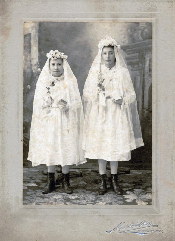 Les soeurs Lemire - Amelie et Annie c. 1898 Tecumseh Ontario